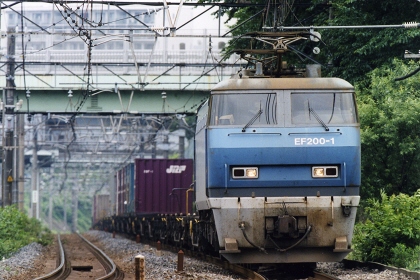 [EF200-1牽引の貨物]