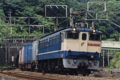 [EF65牽引の貨物]