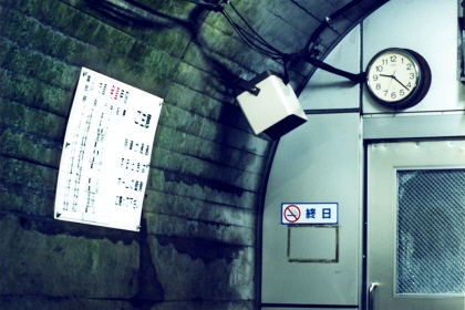 [ホームへ入る扉]